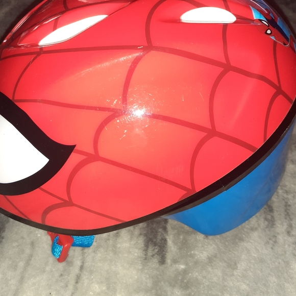 Spider man helmet - Picture 4 of 5